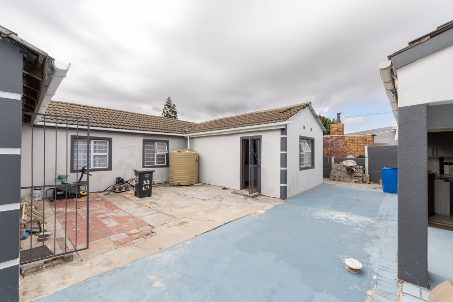 8 Bedroom Property for Sale in Parow Valley Western Cape